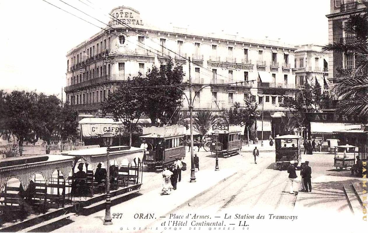 PA c- 044- Place d'Armes- trams et autobus.jpg